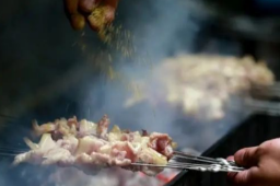 撸串出圈 “鲁C”火了