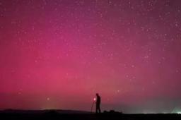 罕见！新疆出现绚丽极光