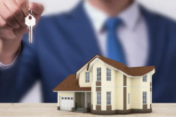 男子花10万块买了8套房