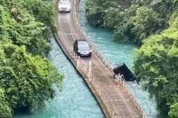 360度全景记录车辆过恩施网红浮桥