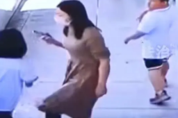 老师用脚踢孩子并揪进教室