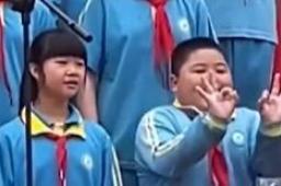 男孩六一表演化身行走表情包