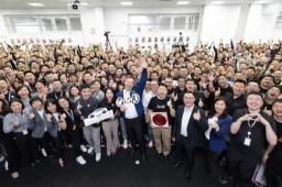 马斯克到访特斯拉上海超级工厂