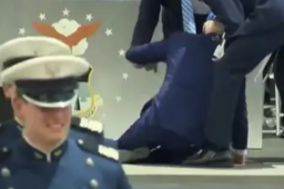 特朗普称希望拜登摔倒没受伤