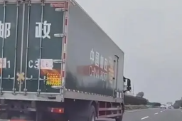 网友高速偶遇高考试卷押送车队