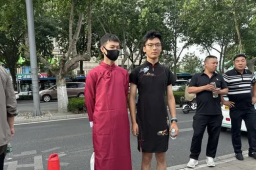 保送男生穿旗袍为高考同学加油