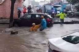 东莞暴雨 外卖小哥摔倒人车被水冲走