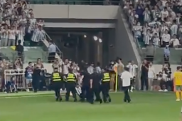 狂热球迷冲进场拥抱梅西被抬走