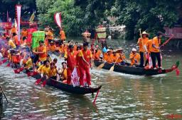 当地回应网传划龙舟的全都身价千万