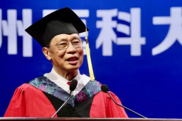 钟南山与学生合照时意外被亲