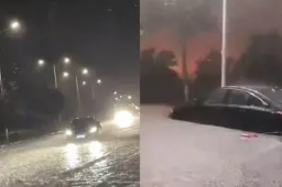 郑州暴雨：路面积水淹没车轮