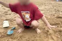 母亲晒孩子在沙滩制竹签陷阱引争议