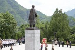 金正恩拜谒中国志愿军烈士陵园