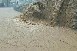 北京房山出现泥石流 转移约万余人
