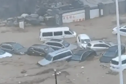 京津冀暴雨：山洪暴发冲走大量汽车