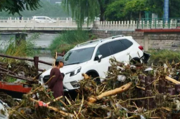 暴雨后北京街头堆积大量受损汽车