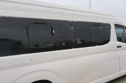 中方车队遇枪击 车窗留下多个弹孔