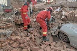 地震中一家4口被埋炕底村民刨出3人